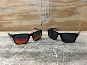 lot 68 image: Blenders Eyewear lot of 2
