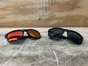 lot 69 image: Blenders Eyewear lot of 2