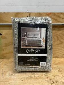 lot 122 image: Quilt Set - Twin