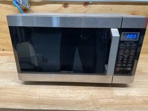 lot 149 image: Farberware Microwave