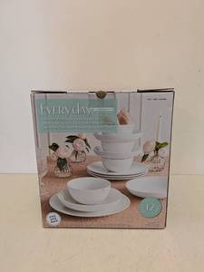 lot 1 image: EVERYDAY VITRIFIED PORCELAIN DINNERWARE SET