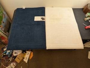 lot 190 image: (2) COTTON MEMORY FOAM MACHINE WASHABLE BATH MATS (BLUEWHITE)