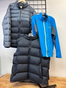 lot 17 image: 3pc Mens XL Columbia Lot Black Columbria White Out Omni-Heat Puffer Vest, Blue Columbia Omni-Heat Light Wright Jacket, & Grey & Black Columbia Buck Butte Insltated Puffer Jacket
