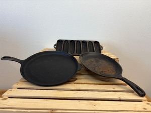 lot 37 image: 3 Pcs Cast Iron Lot Wagner Ware 11 Round Flat Skillet, 10 Sizzle Skillet & Corn Pan