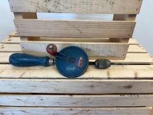 lot 44 image: Vintage Manual Wood Handle Stanley Blue & Red Handyman Hand Drill H1214