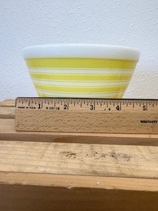 lot 45 image: Amazing Condition 1950s Pyrex 401 Yellow Rainbow Stripe 1 12 qt Bowl