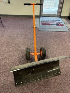 lot 73 image: Ohaha Wheeled 29 Adjustable Blade Angle Snow Shovel
