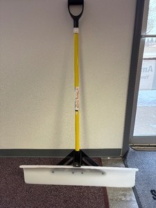 lot 75 image: The Snowplow The Original Snow Pusher 36 Blade with Reinforced Back Bracket