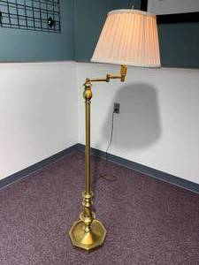 lot 19 image: Vintage Heavy Brass Swing Arm Floor Lamp with Peated Shade - Working - Original electrical 50 Tall to the top of the finial