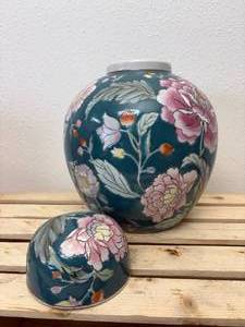 lot 23 image: Antique Chinese Porcelain Famille Rose Ginger Jar 60th reproduction Qian long. 23 cm high ( about 9 Inch )