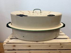 lot 26 image: Vintage 17 x 12 Cream & Green  Enamelware Roasting Pan
