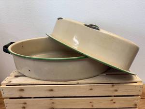 lot 26 image: Vintage 17 x 12 Cream & Green  Enamelware Roasting Pan