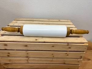 lot 33 image: Vintage Imperial Milk Glass Rolling Pin - Great Condition