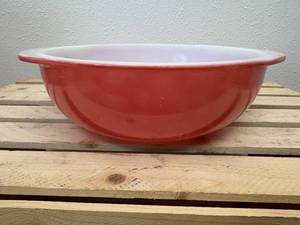 lot 35 image: Vintage 2qt Pyrex 024 Pink, No Lid
