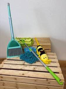 lot 40 image: Childrens Micro Fiber Clean Up