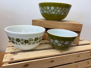 lot 59 image: 3 Pv Pyrex Spring Blossom (Crazy Daisy) Nesting Mixing Bowls 403 2.5Qt, 402 1.5Qt & 401 750ml