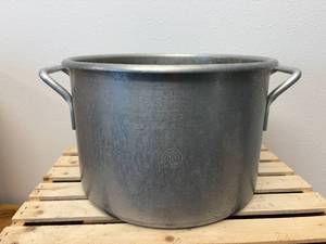 lot 62 image: 20Qt Wear-Ever Aluminum No. 4333 Pot