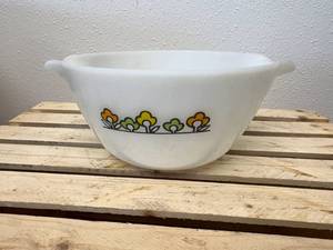 lot 75 image: Vintage Anchor Hocking Fire King 9 Summerfield Milk Glass Mixing Bowl
