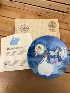 lot 78 image: 1988 Edwin Knowles Bibbidi-Bobbidi-Boo Cinderella Collector Plate