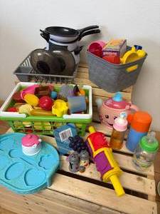 lot 103 image: Assorted Play Food and Kitchen Items