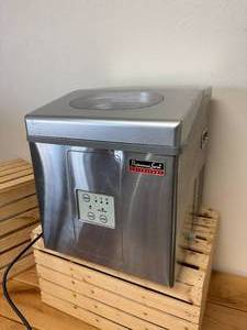 lot 106 image: Professional Series Collezioni Portable Electric Ice Cube Maker Model FG78143