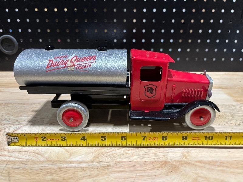lot 46 image: Dairy Queen Model Truck