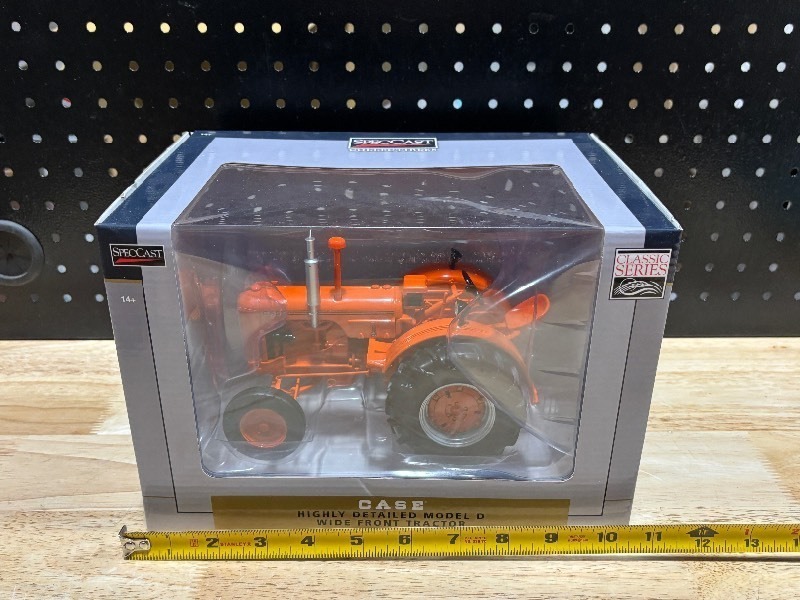 lot 52 image: Case Model D Die Cast Tractor