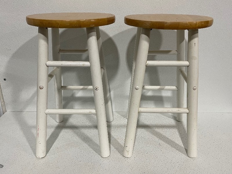 lot 27 image: Bar Stools