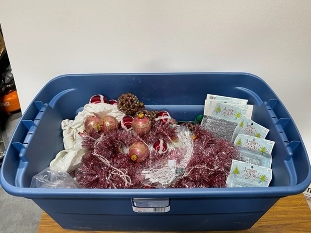 lot 39 image: Large Tote of Christmas Decor