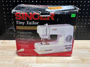 lot 20 image: Singer Sewing Machine