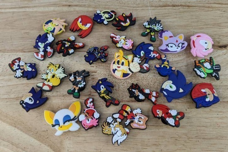 lot 27E image: 28 Brand New Sonic the Hedgehog Video Game Character Croc Charms