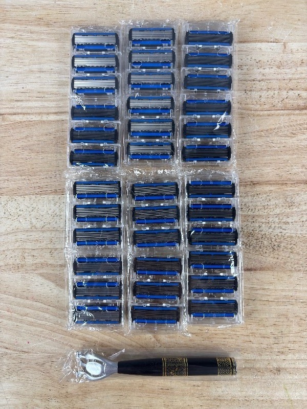 lot 31A image: Brand New Mens Shaving Kit - 36 Razor Cartridges and 1 Handles