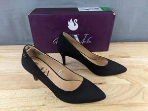 lot 205 image: Gloria Vanderbilt Marilyn Black Heels Size 7.5 Womens