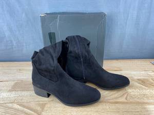 lot 240 image: Kenneth Cole Ladies Stanford Black Boots US 10 - Brand New