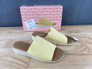 lot 242 image: Kensie Ellie Yellow Ladies Slide Sandals Size 9 US - New