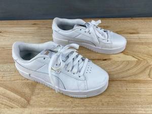 lot 247 image: Puma Womens White Sneakers Size 7