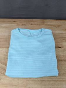 lot 679 image: Womens Performance Sport Shirt Size Medium - Brand New