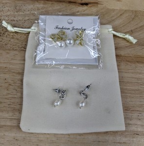 lot 130 image: 2 Pairs Brand New Fashion Pierced Earrings