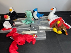 lot 13 image: Set of 6 Ty Beanie Babies Including Birds, Rabbit, and Lobster