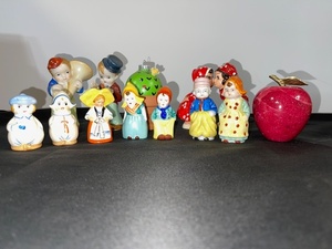 lot 27 image: Collection of 12 Vintage Japan Porcelain Shakers and Figurines