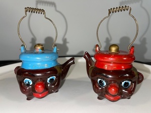 lot 33 image: Pair of Vintage Novelty Teapot Face Salt and Pepper Shakers