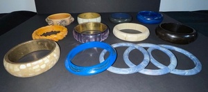 lot 40 image: Collection of 12 Vintage Resin and Plastic Bangle Bracelets