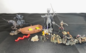 lot A-42 image: Lord of the Rings Action Figure Collection with Accessories