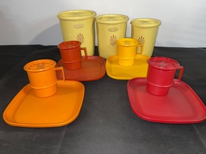 lot 45 image: Vintage Tupperware Set with 3 Canisters, 4 Plates and 4 Mugs