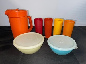 lot 47 image: Vintage Tupperware Pitcher, Tumblers, and Bowl Set