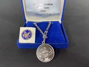 lot 74 image: 1985 Inaugural Ball Commemorative Key Chain and Republican Presidential Task Force Pin
