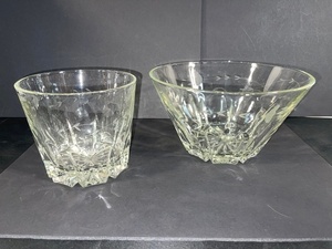 lot 91 image: Set of 2 Vintage Etched Glass Bowls with Starburst Base