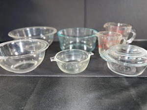 lot 92 image: Set of 6 Vintage Glass Mixing Bowls and Measuring Cups