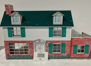 lot 100 image: Vintage Marx Tin Litho Dollhouse with Green Roof and Chimney