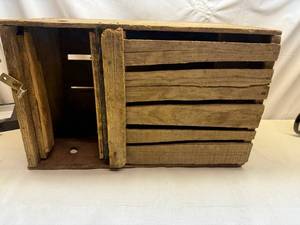 lot 8 image: Hen Laying Box